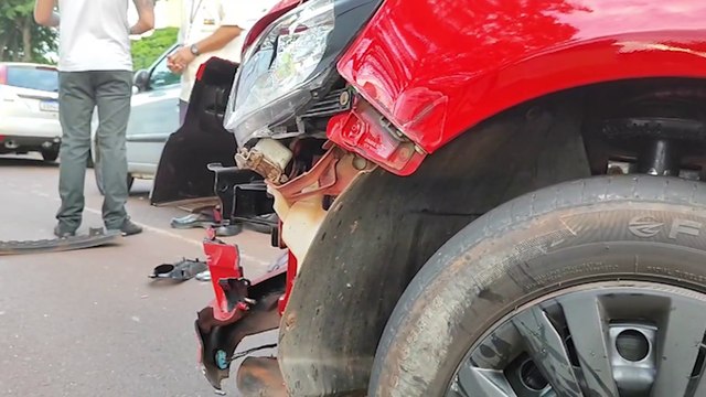 Carro e ônibus se envolvem em colisão na Avenida Assunção