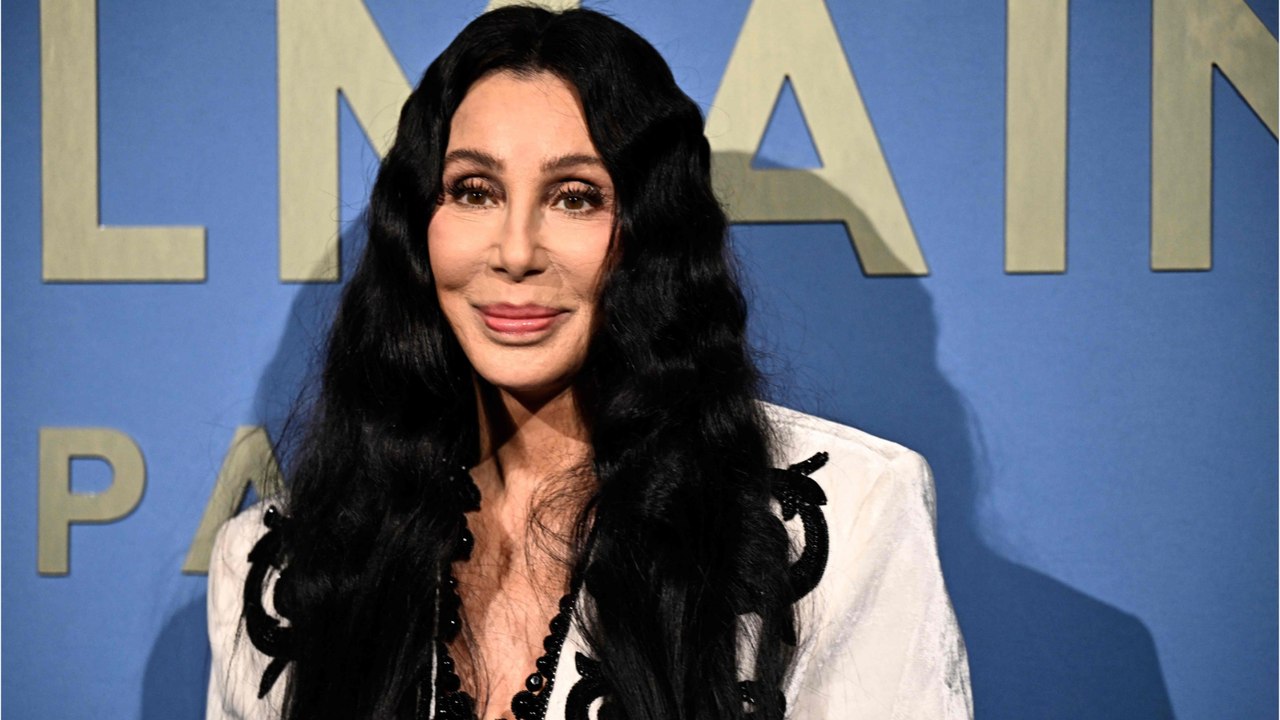VOICI : "Ils sont tous morts" : Cher explique pourquoi elle ne sort qu'avec des hommes plus jeunes