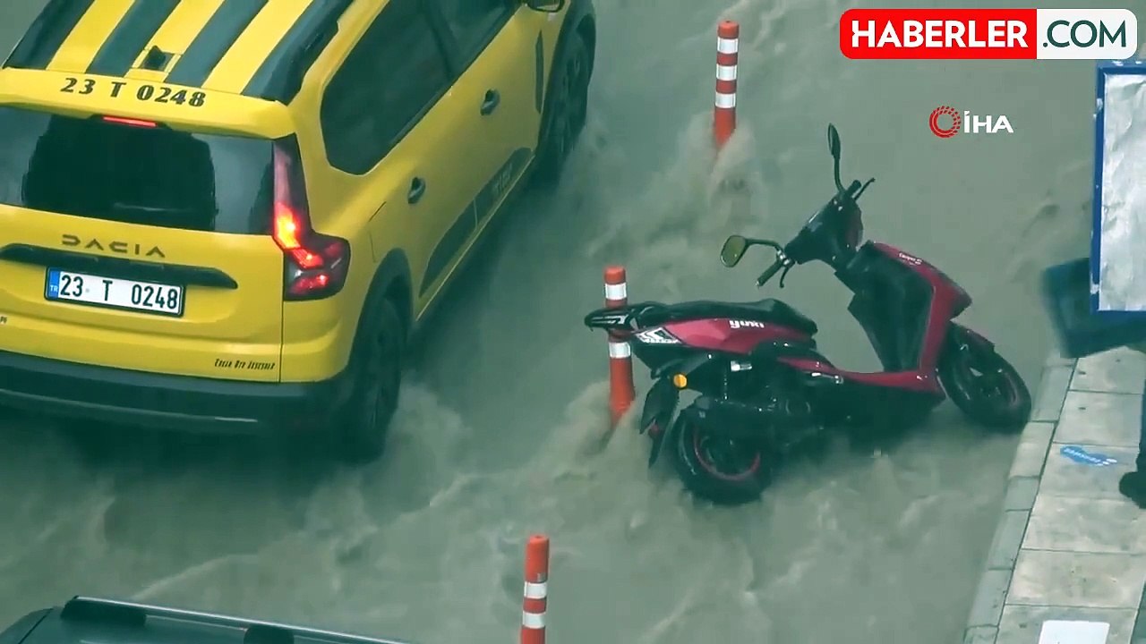 Elazığ'da sağanak yağış sonrası yollar dereye döndü