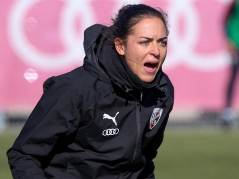 Novum im deutschen Profi-Fußball: Erste Frau trainiert Männer-Team