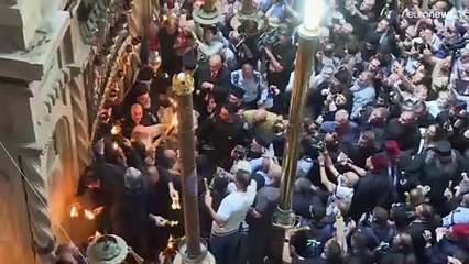 شاهد: الاحتفال بمراسم "النار المقدسة" في سبت النور بكنيسة القيامة في القدس