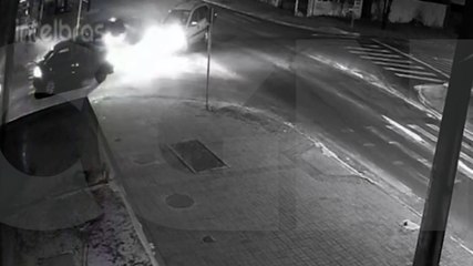 Vídeo mostra colisão entre carros no Jardim Veneza, em Cascavel