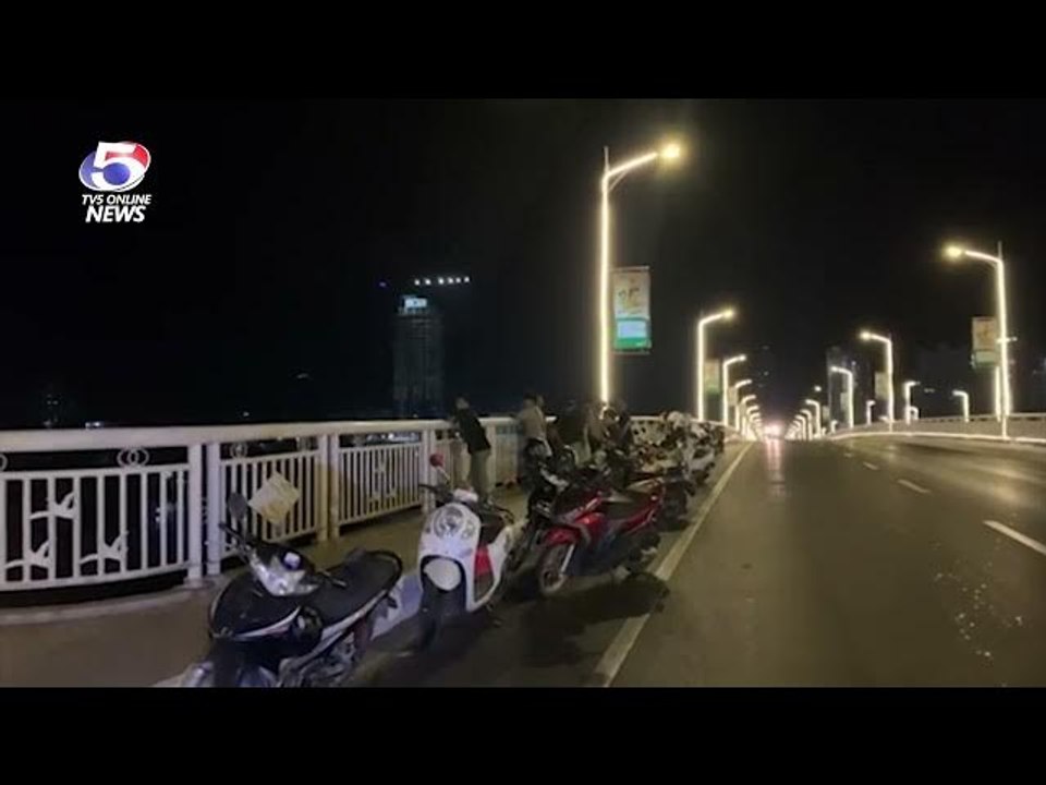 បុរសម្នាក់សង្ស័យជិះម៉ូតូ បុ...ក រថយន្តពីក្រោយ បណ្តាលឲ្យ បោ...ក ក្បា..ល ស្លា...ប់