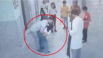 Boğazına simit takılan öğrencisini ‘Heimlich’ manevrasıyla kurtardı