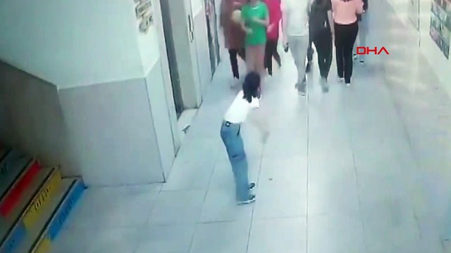 Boğazına simit takılan öğrencisini ‘Heimlich’ manevrasıyla kurtardı! O anlar saniye saniye kaydedildi