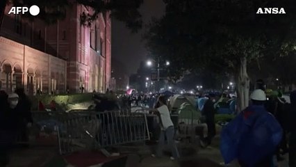 Agenti smantellano barricate all'Universita' della California