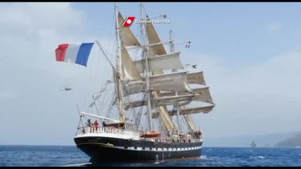 Veliero francese con la fiaccola olimpica passa lo Stretto di Messina