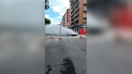 Roma, le immagini impressionanti del geyser d'acqua dalla voragine al Quadraro