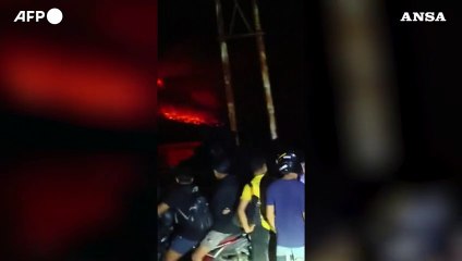 Indonesia, nuova eruzione del Monte Ruang: chiuso l'aeroporto internazionale