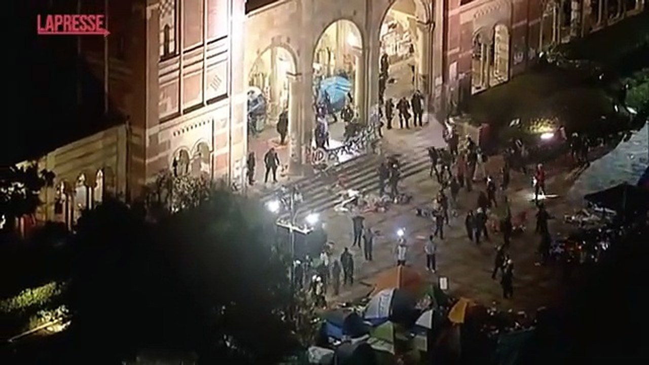 Los Angeles, il blitz della polizia nel campus Ucla: in pochi minuti abbatte tende e tettoie e sgombera tutti. Le immagini dall'alto