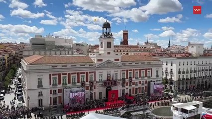 El cielo de Madrid se viste de rojo y gualda en el 2 de Mayo