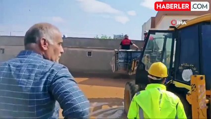 Yağmur sonrası damda mahsur kalan yaşlı çift kurtarıldı