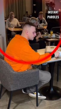 Cet homme fête son anniversaire seul dans ce restaurant puis reçoit un geste précieux