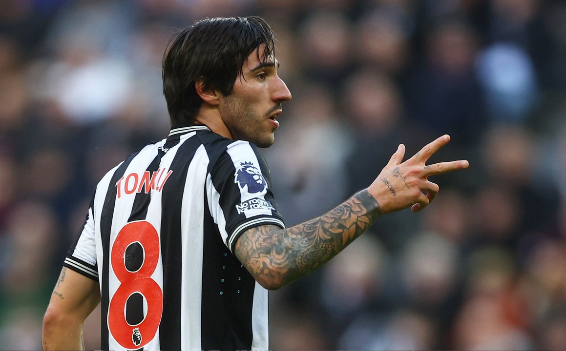 الاتحاد الإنجليزي لكرة القدم يعاقب لاعب خط وسط نيوكاسل يونايتد ساندرو تونالي