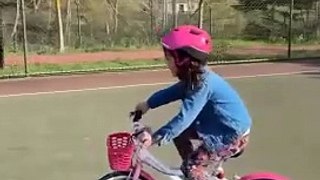 Dünyanın en tatlı destekçisi Pera’nın bisiklet sürmesini öğrenen ablasını motive etmesi 