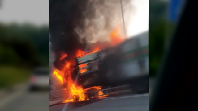 고속도로 달리던 택배 화물차 화재...택배물 일부 불타 / YTN