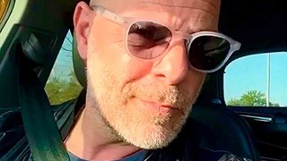 Video: Argentiinalainen muuntaa samankaltaisuuden Bruce Willisin kanssa maailmanlaajuiseksi uraksi virallisena kaksoisolentona