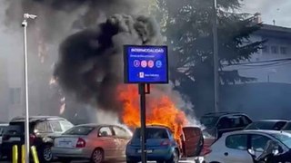Un vehículo envuelto en llamas moviliza a los bomberos hasta el barrio San José
