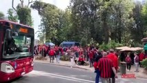 Roma, centinaia di tifosi del Bayer Leverkusen a Villa Borghese: birre in mano prima di essere scortati all'Olimpico