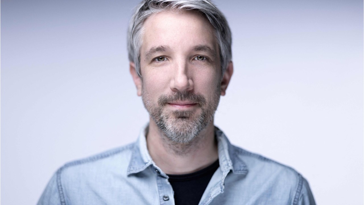 Voici - Guillaume Meurice : le chroniqueur suspendu d'antenne et convoqué par Radio France