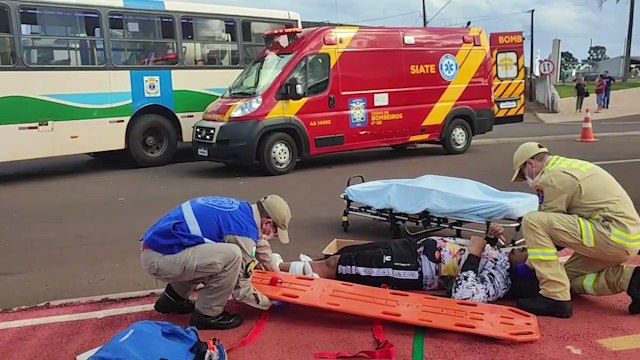 Motociclista tem lesão grave na perna após colisão com ônibus na marginal da BR-277