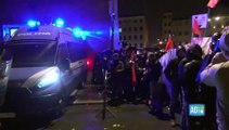 Tensioni al Livorno nel corteo antifascista contro Salvini, attivisti lanciano pomodori e uova contro la Polizia