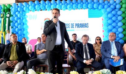 Prefeito entrega primeiras 61 das 3 mil escrituras de imóveis a famílias em São José de Piranhas