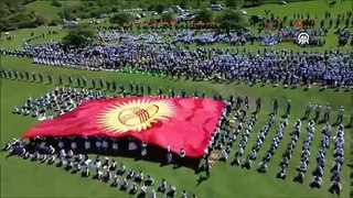 Kırgızistan'da kamyonet milli törene daldı! 29 öğrenci yaralandı