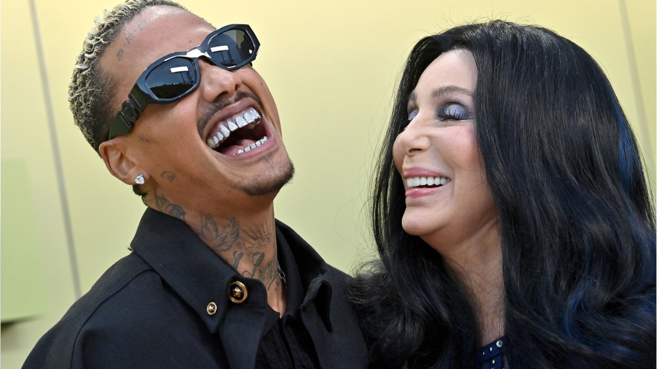 GALA VIDEO - Cher amoureuse : oui, elle préfère les hommes plus jeunes et pour une raison bien précise