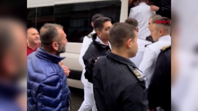 Minibüs şoförleri, servis kiralayan üniversitelileri darbetti; olay anı kamerada