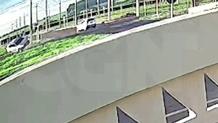 Veja momento em que Mitsubishi Outlander capota após  acidente na Rua Antonio Kucinski
