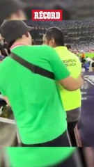 RODRIGO AGUIRRE SE ENCARA CON AFICIONADO DE RAYADOS TRAS LA ELIMINACIÓN DE MONTERREY