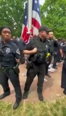 Üniversite öğrencilerine müdahale eden ABD polisi Filistin bayrağına tükürdü!