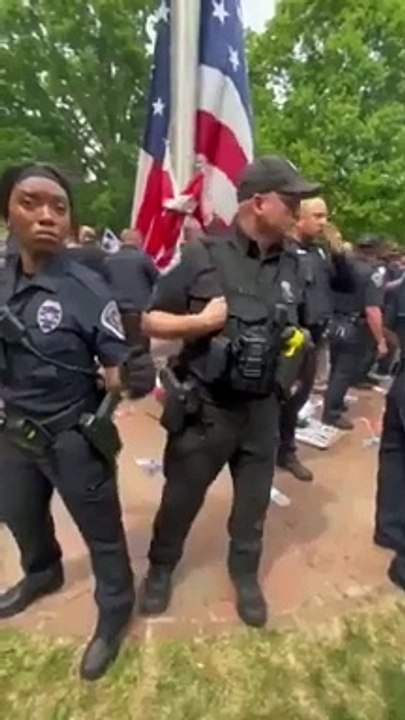 Policía escupe bandera palestina durante protestas en estados Unidos