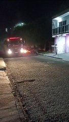 Vídeo mostra bombeiros de Apucarana combatendo incêndio em Fusca; veja