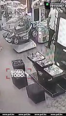 SE LLEVAN UN CELULAR DEL ÁREA DE JUEGOS DE UN CENTRO COMERCIAL