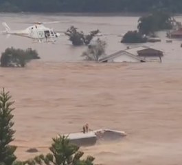 Família em cima do telhado no RS