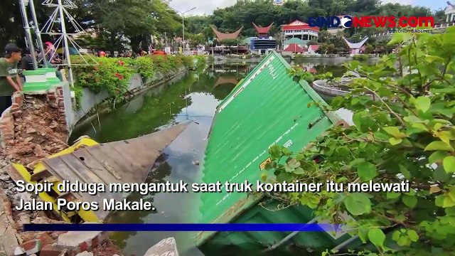 Truk Kontainer Tercebur Kolam di Tengah Kota Tana Toraja, Diduga Sopir Ngantuk