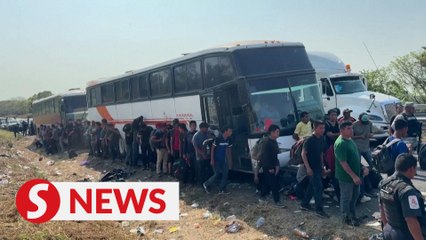 下载视频: Hundreds of US-bound migrants found in abandoned buses southeast of Mexico