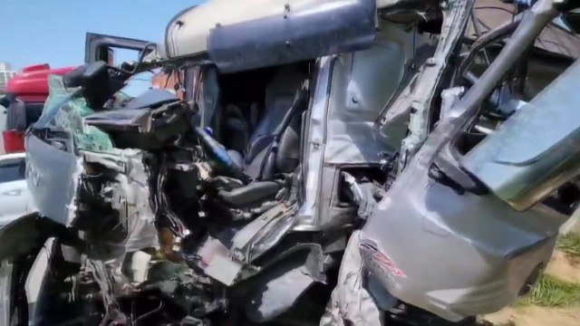 충북 청주 경부고속도로서 화물차 3대 추돌...1명 부상 / YTN