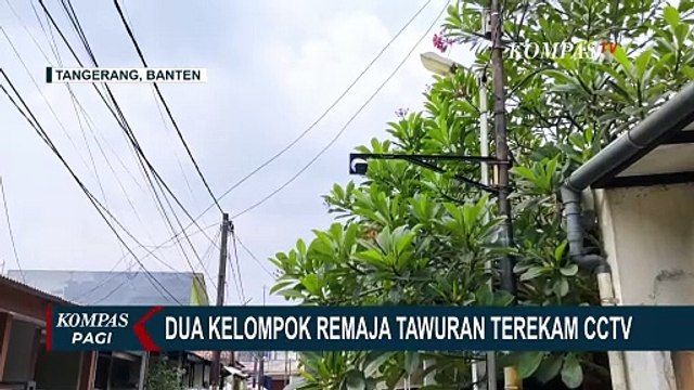 Tawuran Remaja di Tangeram Terekam CCTV Warga, Bawa Sajam dan Saling Serang!