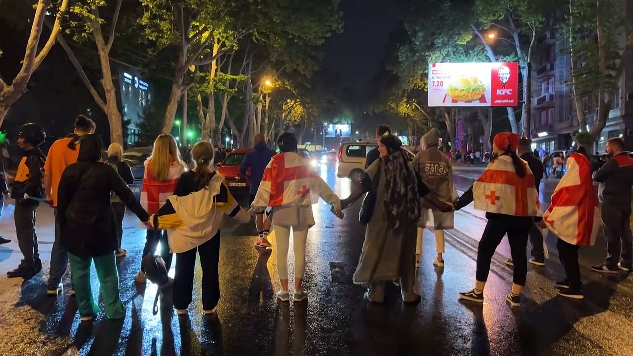 Zehntausende Menschen protestieren in Georgien gegen 'russisches Gesetz'