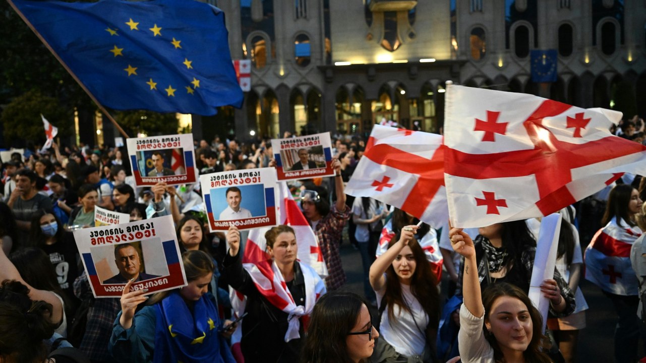 Zehntausende Menschen protestieren in Georgien gegen 'russisches Gesetz'