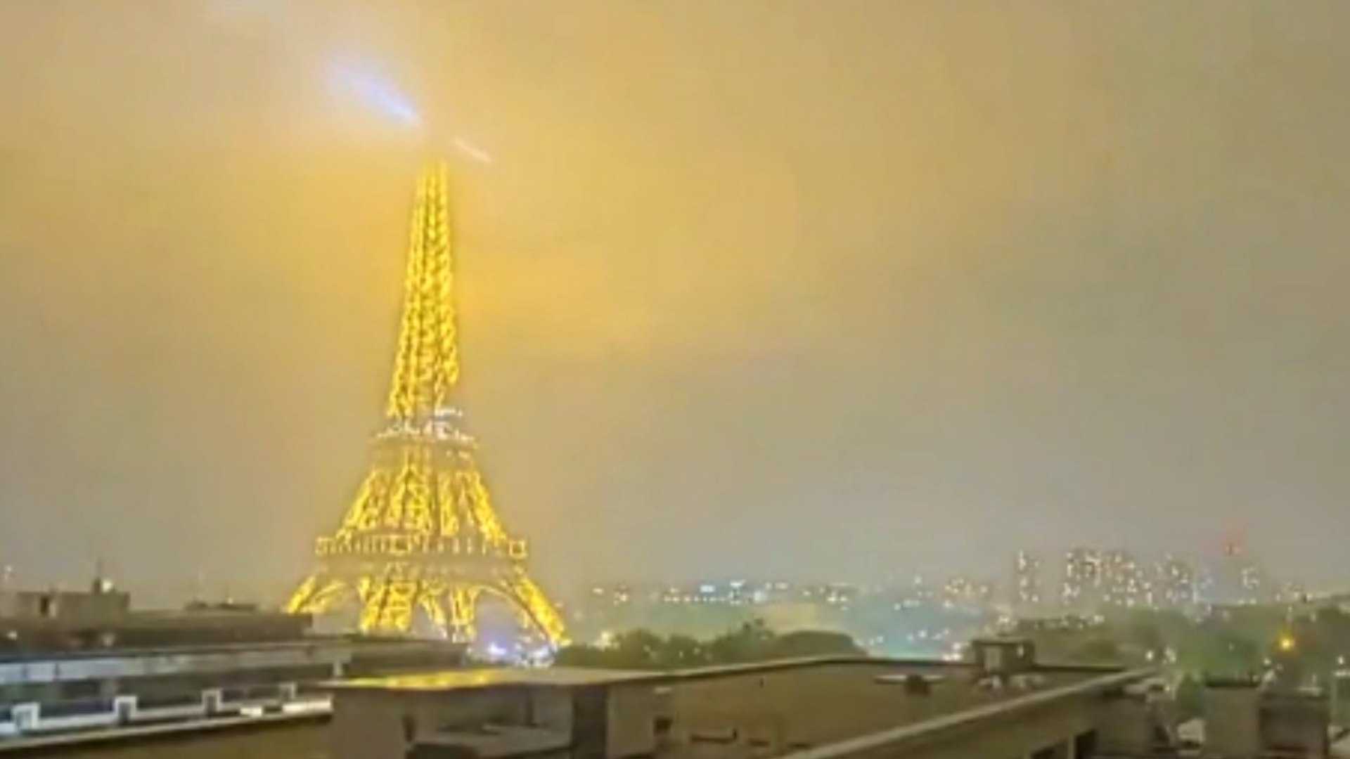 Un rayo impacta sobre la Torre Eiffel durante las fuertes tormentas en Francia