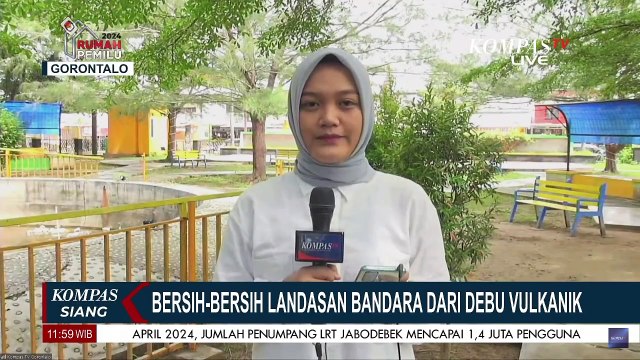 Petugas Gabungan Bersihkan Abu Vulkanik di Landasan Pacu Bandara Djalaludin Gorontalo