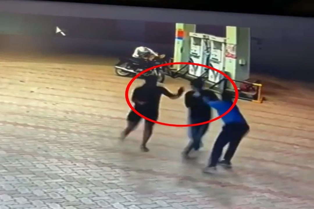 पेट्रोल पंप को लूटने की घटना; CCTV कैमरे में हु...