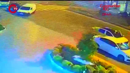 Silahlı çatışmada yoldan geçerken göğsünden vuruldu