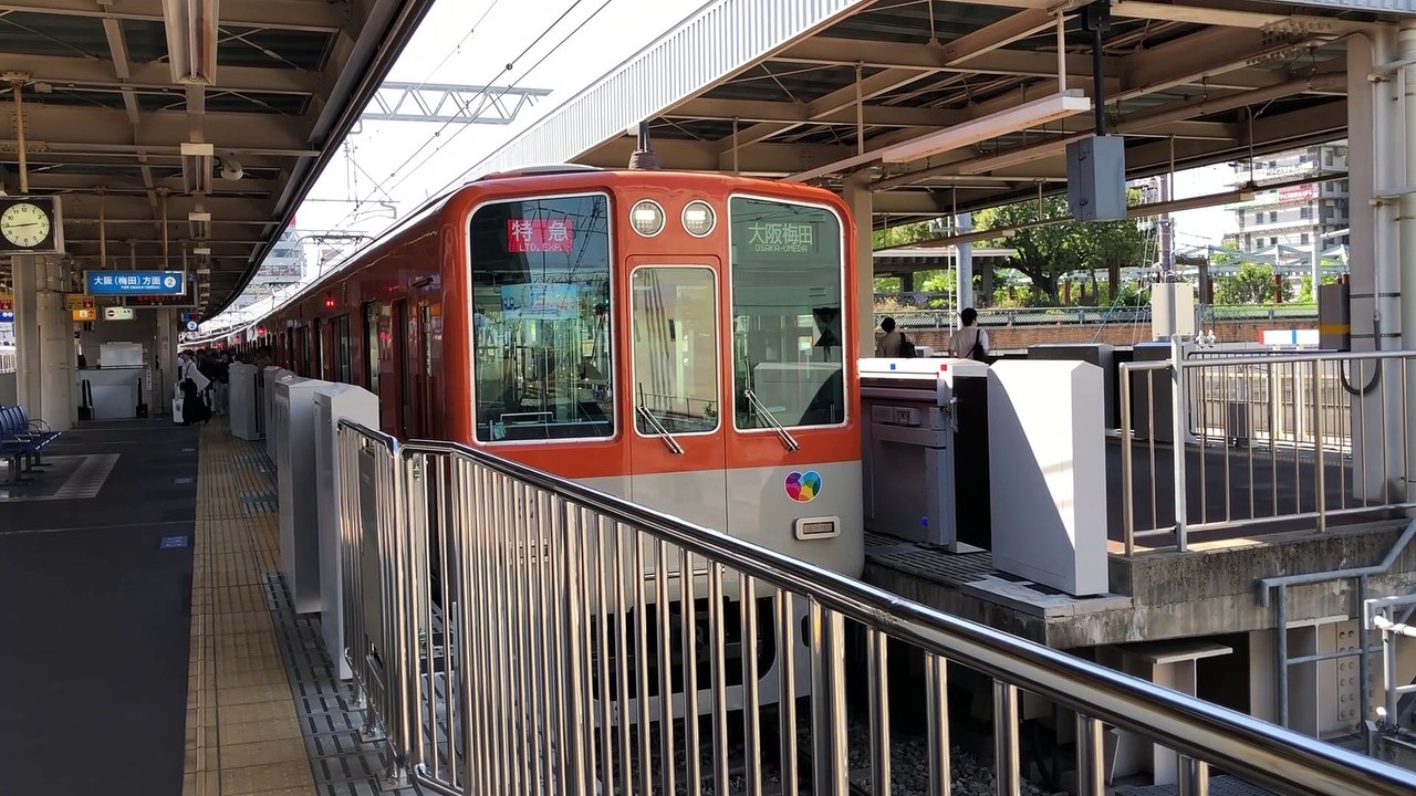 特急大阪梅田行き　尼崎駅停車シーン
