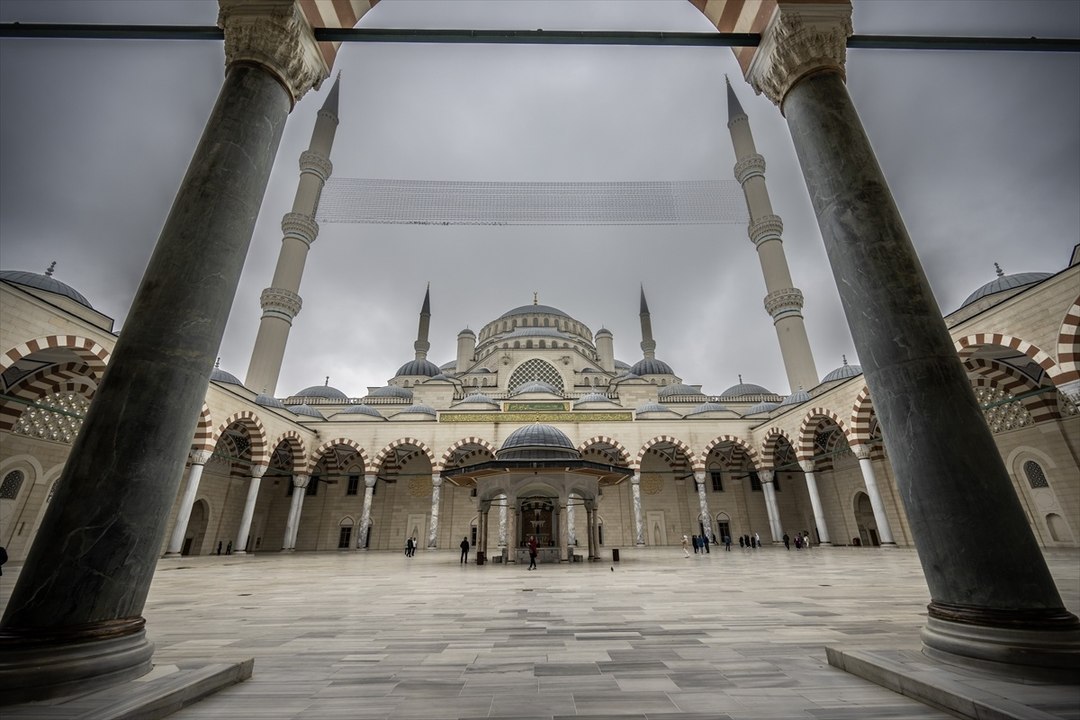 Türkiye'nin en modern külliyesi Çamlıca Camii