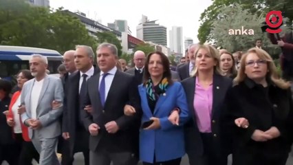 'Yeni müfredat' protestosu: CHP'li vekiller Milli Eğitim Bakanlığı'na yürüdü